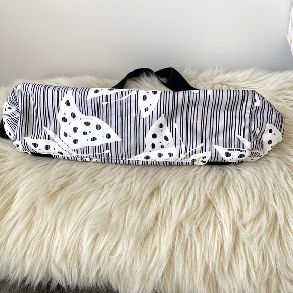 LeSportsac Butterflies print medium size travel/sports Boston’s bag light weight - Picture 4 of 9